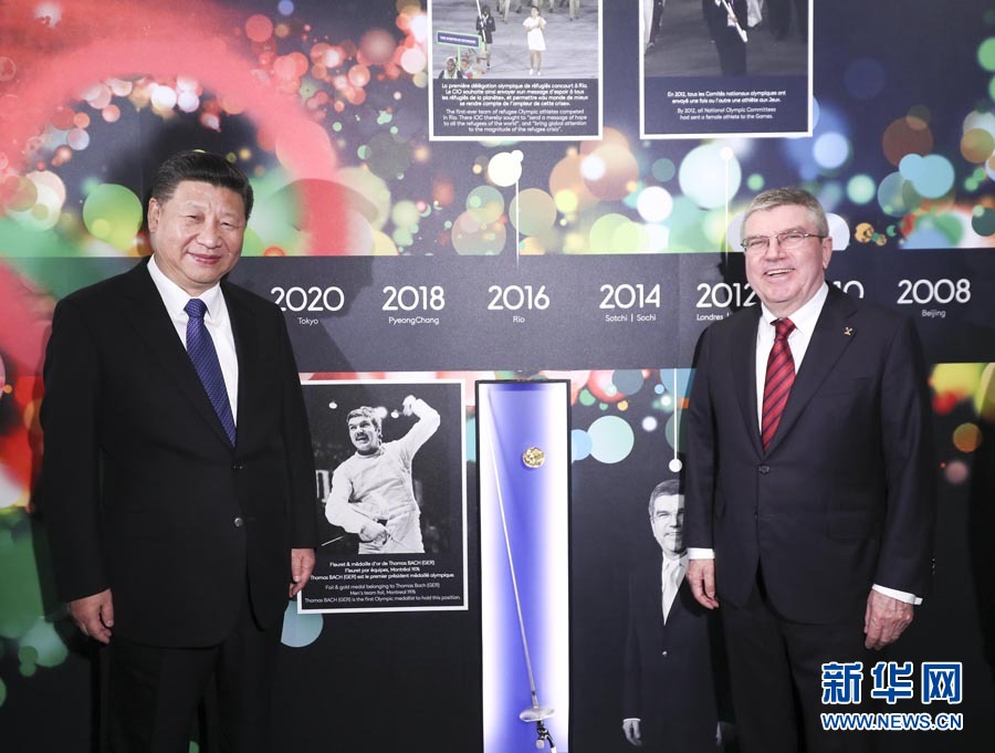 1月18日，國家主席習(xí)近平在瑞士洛桑國際奧林匹克博物館會見國際奧林匹克委員會主席巴赫。這是習(xí)近平與巴赫在巴赫作為擊劍運動員參加奧運會的照片前合影。新華社記者 蘭紅光 攝
