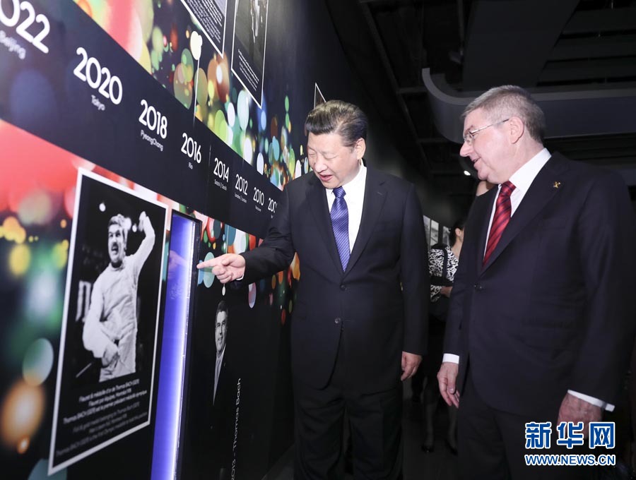 1月18日，國家主席習(xí)近平在瑞士洛桑國際奧林匹克博物館會見國際奧林匹克委員會主席巴赫。這是習(xí)近平在巴赫陪同下，參觀巴赫作為擊劍運動員參加奧運會的照片。新華社記者 蘭紅光 攝