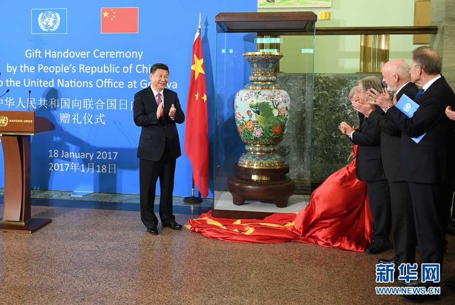 1月18日，國(guó)家主席習(xí)近平在瑞士日內(nèi)瓦萬(wàn)國(guó)宮出席&ldquo;共商共筑人類命運(yùn)共同體&rdquo;高級(jí)別會(huì)議，并發(fā)表題為《共同構(gòu)建人類命運(yùn)共同體》的主旨演講。這是會(huì)議結(jié)束后，習(xí)近平出席中國(guó)向聯(lián)合國(guó)日內(nèi)瓦總部贈(zèng)禮儀式。新華社記者 張鐸 攝