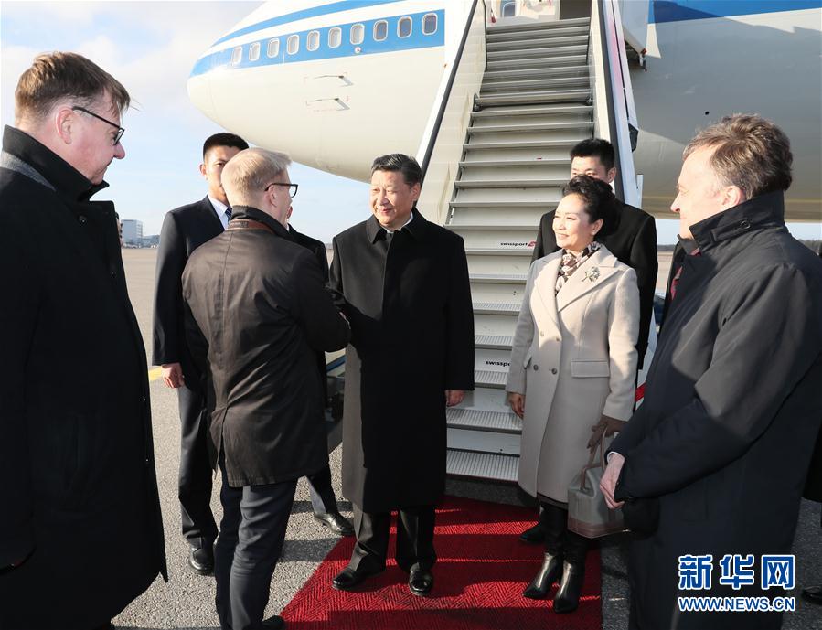 4月4日，國(guó)家主席習(xí)近平乘專機(jī)抵達(dá)赫爾辛基，開(kāi)始對(duì)芬蘭共和國(guó)進(jìn)行國(guó)事訪問(wèn)。這是芬蘭政府代表、農(nóng)業(yè)與環(huán)境部長(zhǎng)蒂利凱寧等在舷梯旁熱情迎接習(xí)近平和夫人彭麗媛。新華社記者 蘭紅光 攝 