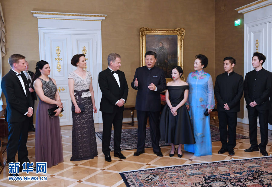 當(dāng)?shù)貢r(shí)間4月5日晚，國(guó)家主席習(xí)近平和芬蘭總統(tǒng)尼尼斯托在赫爾辛基共同會(huì)見(jiàn)剛剛參加完2017年世界花樣滑冰錦標(biāo)賽的中芬兩國(guó)冰雪運(yùn)動(dòng)員代表。習(xí)近平夫人彭麗媛和尼尼斯托夫人豪吉?dú)W參加會(huì)見(jiàn)。新華社記者 饒愛(ài)民 攝