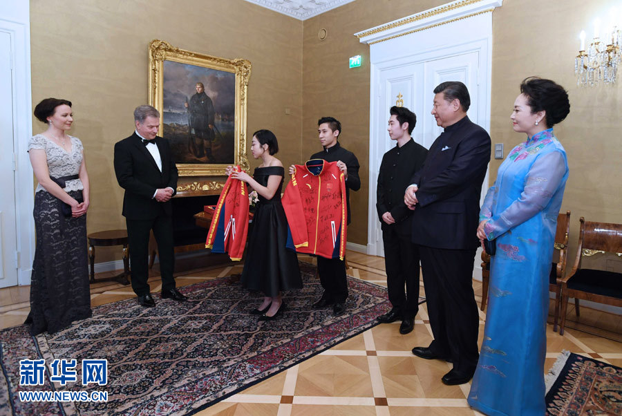 當(dāng)?shù)貢r(shí)間4月5日晚，國(guó)家主席習(xí)近平和芬蘭總統(tǒng)尼尼斯托在赫爾辛基共同會(huì)見(jiàn)剛剛參加完2017年世界花樣滑冰錦標(biāo)賽的中芬兩國(guó)冰雪運(yùn)動(dòng)員代表。習(xí)近平夫人彭麗媛和尼尼斯托夫人豪吉?dú)W參加會(huì)見(jiàn)。這是中國(guó)運(yùn)動(dòng)員向尼尼斯托和夫人豪吉?dú)W贈(zèng)送運(yùn)動(dòng)衣。新華社記者 饒愛(ài)民 攝