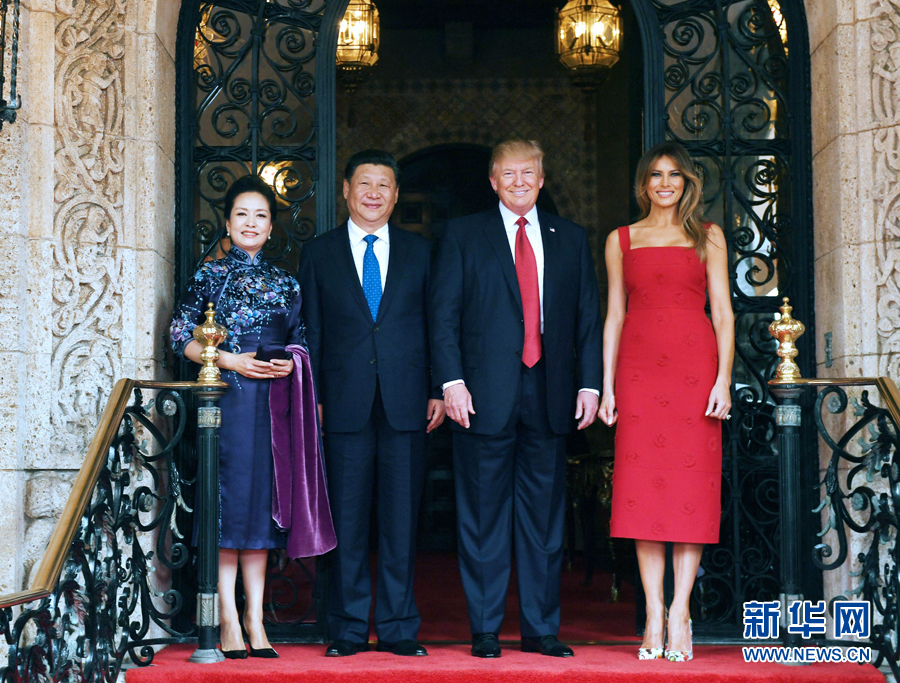 當地時間4月6日，國家主席習近平在美國佛羅里達州海湖莊園同美國總統(tǒng)特朗普舉行中美元首會晤。這是習近平和夫人彭麗媛同特朗普和夫人梅拉尼婭合影留念。新華社記者 饒愛民 攝 