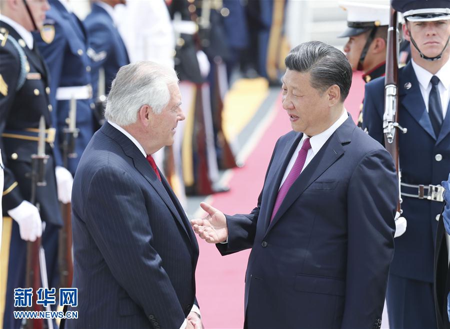 4月6日，國家主席習近平乘專機抵達美國佛羅里達州，將在海湖莊園同美國總統(tǒng)特朗普舉行中美元首會晤。習近平和夫人彭麗媛受到美國國務(wù)卿蒂勒森夫婦等熱情迎接。新華社記者 丁林 攝 