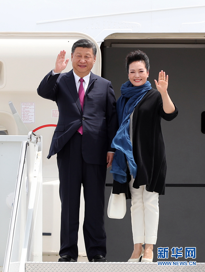 4月6日，國家主席習近平乘專機抵達美國佛羅里達州，將在海湖莊園同美國總統(tǒng)特朗普舉行中美元首會晤。這是習近平和夫人彭麗媛步出機艙。新華社記者 劉衛(wèi)兵 攝 