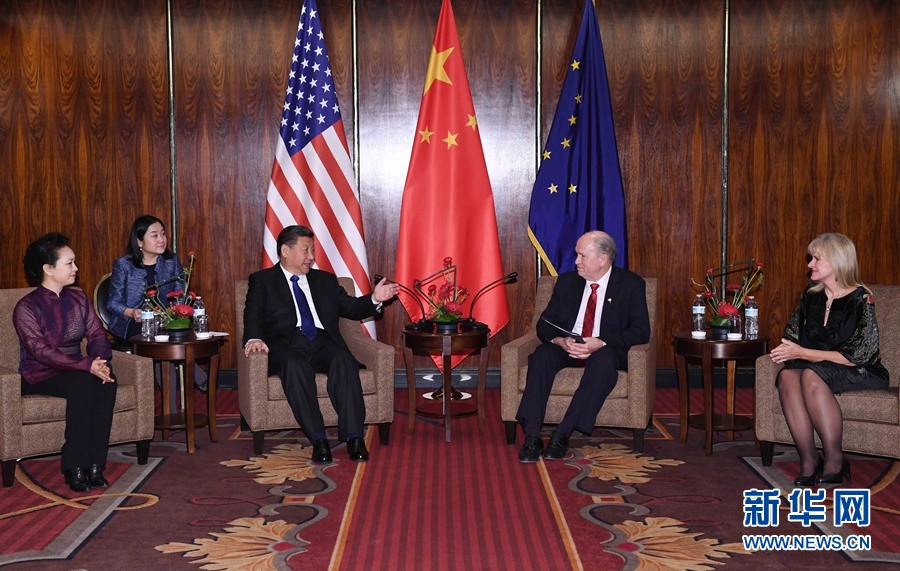 當(dāng)?shù)貢r間4月7日，國家主席習(xí)近平在美國阿拉斯加州安克雷奇會見阿拉斯加州州長沃克。 新華社記者 饒愛民 攝 