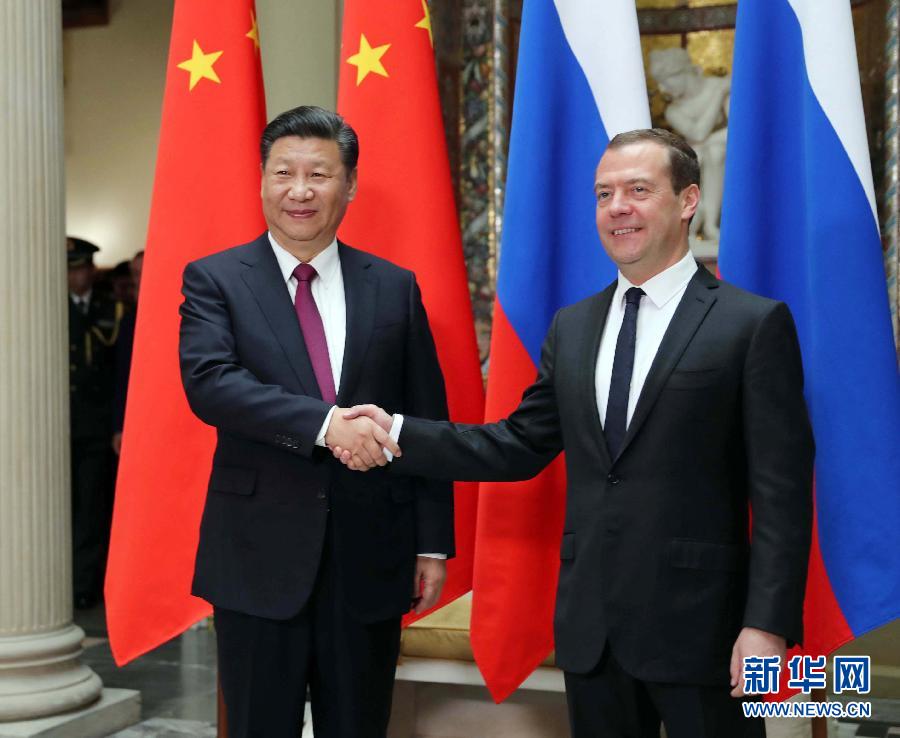 7月4日，國(guó)家主席習(xí)近平在莫斯科會(huì)見俄羅斯總理梅德韋杰夫。新華社記者 劉衛(wèi)兵 攝