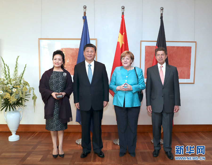 當(dāng)?shù)貢r(shí)間7月4日晚，剛剛抵達(dá)柏林的國家主席習(xí)近平在利伯曼故居同德國總理默克爾舉行會(huì)見。這是習(xí)近平和夫人彭麗媛抵達(dá)位于柏林市中心勃蘭登堡門附近的利伯曼故居時(shí)，受到默克爾和丈夫紹爾熱情迎接。新華社記者 馬占成 攝