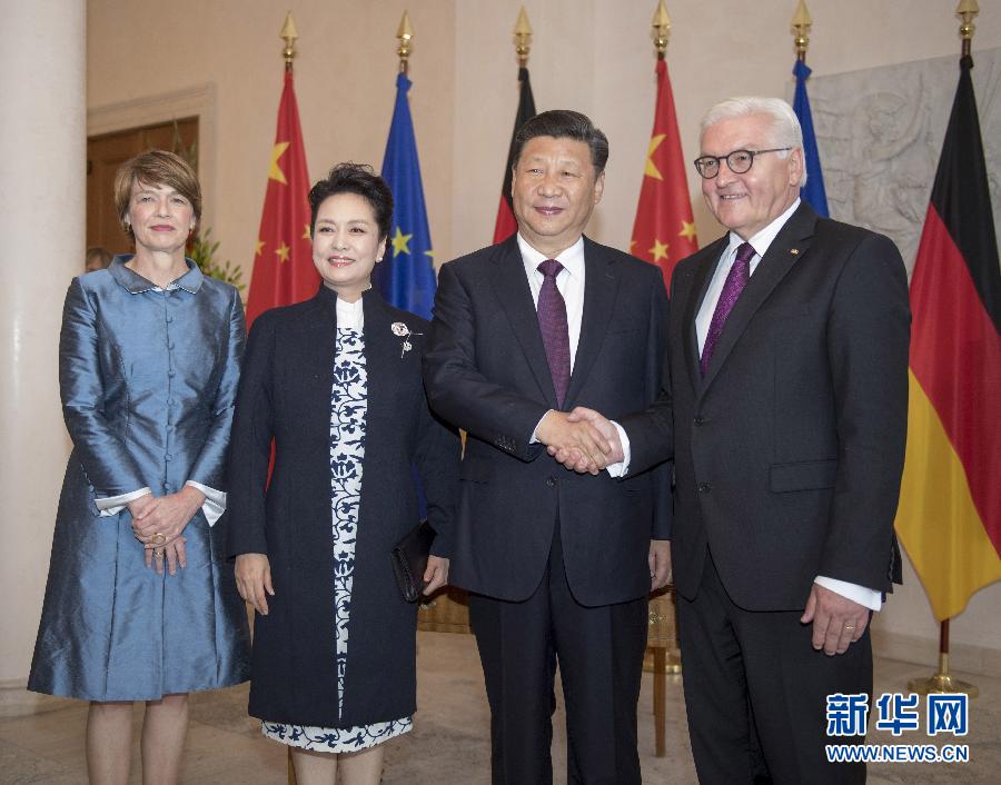 7月5日，國家主席習近平在柏林會見德國總統(tǒng)施泰因邁爾。會見前，施泰因邁爾在總統(tǒng)府花園為習近平舉行隆重歡迎儀式。這是習近平和夫人彭麗媛同施泰因邁爾夫婦合影。新華社記者 李學仁 攝