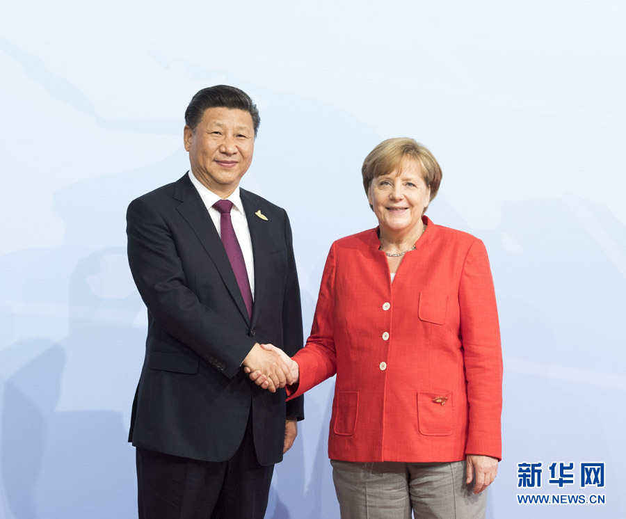 7月7日，二十國集團領導人第十二次峰會在德國漢堡舉行。國家主席習近平出席并發(fā)表題為《堅持開放包容　推動聯(lián)動增長》的重要講話。這是峰會開始前，習近平受到德國總理默克爾迎接。新華社記者 李學仁 攝 