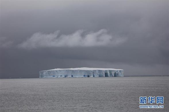 （圖文互動(dòng)）（2）專訪：在南極，最美的藍(lán)冰可能通向死亡&mdash;&mdash;中國南極科考隊(duì)員講述&ldquo;冰縫驚魂記&rdquo;