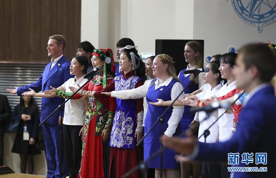 （新華全媒頭條&middot;出訪&middot;圖文互動(dòng)）（3）你的目光我的暖&mdash;&mdash;記習(xí)近平主席訪問&ldquo;海洋&rdquo;全俄兒童中心