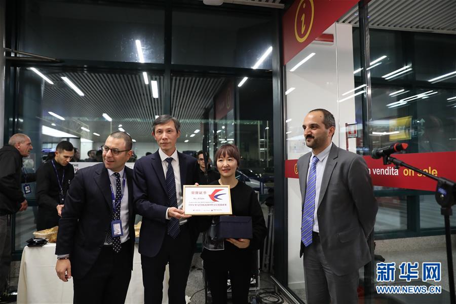 （國際&middot;圖文互動）中國女游客成為羅馬菲烏米奇諾機場今年第1500萬位到港旅客