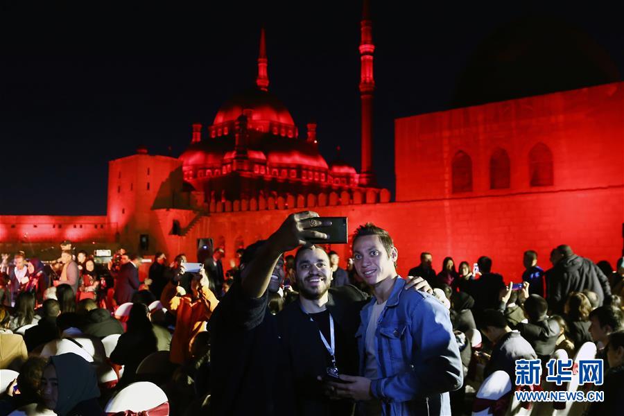 （國際）（2）&ldquo;中國紅&rdquo;海外閃爍 慶春節(jié)年味正濃