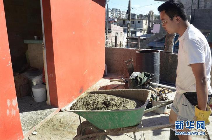 （國際&middot;圖文互動）（7）哈瓦那龍卷風災區(qū)來了個&ldquo;中國人&rdquo;