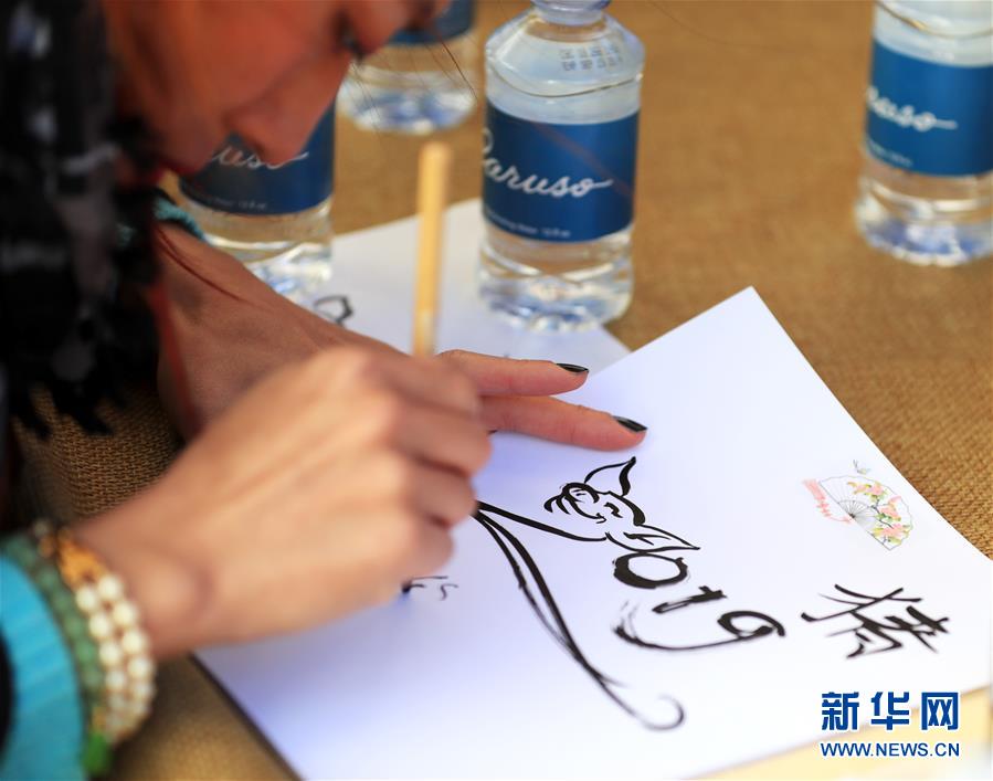 (國際·圖文互動(dòng))(1)到洛杉磯農(nóng)夫市場(chǎng)紅紅火火過大年