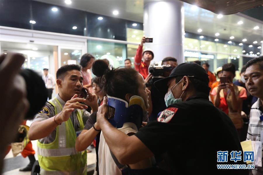 (國際)(4)一架客機(jī)在緬甸降落時(shí)滑出跑道 多人受傷