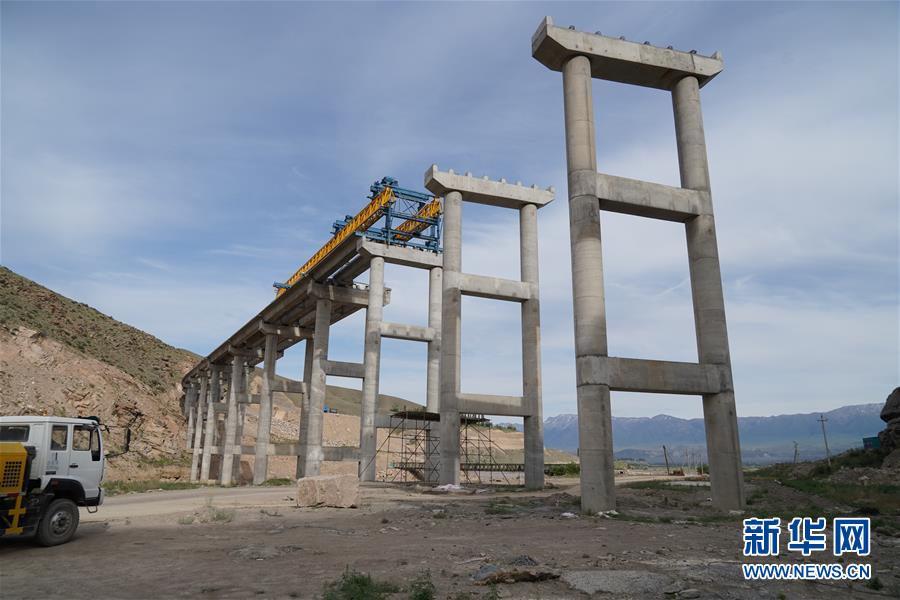 （習(xí)近平出訪配合稿&middot;圖文互動(dòng)）（4）通訊：雪山腳下有條&ldquo;中國(guó)路&rdquo;