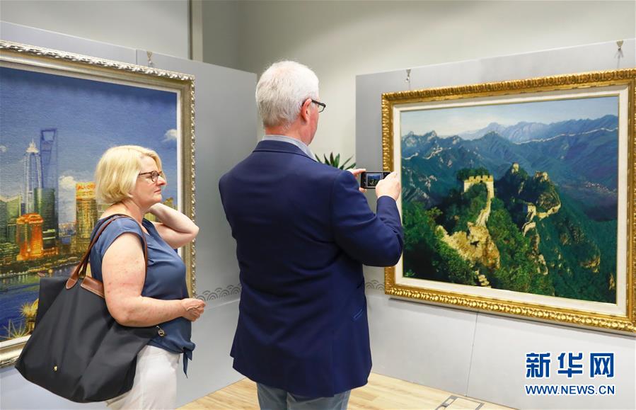 （國(guó)際&middot;圖文互動(dòng)）（3）上海絨繡歐洲交流展在布魯塞爾開(kāi)幕