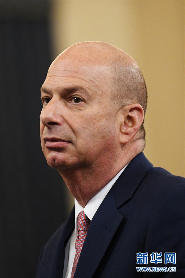 （國際）（2）特朗普彈劾調(diào)查重要證人到國會(huì)作證引關(guān)注