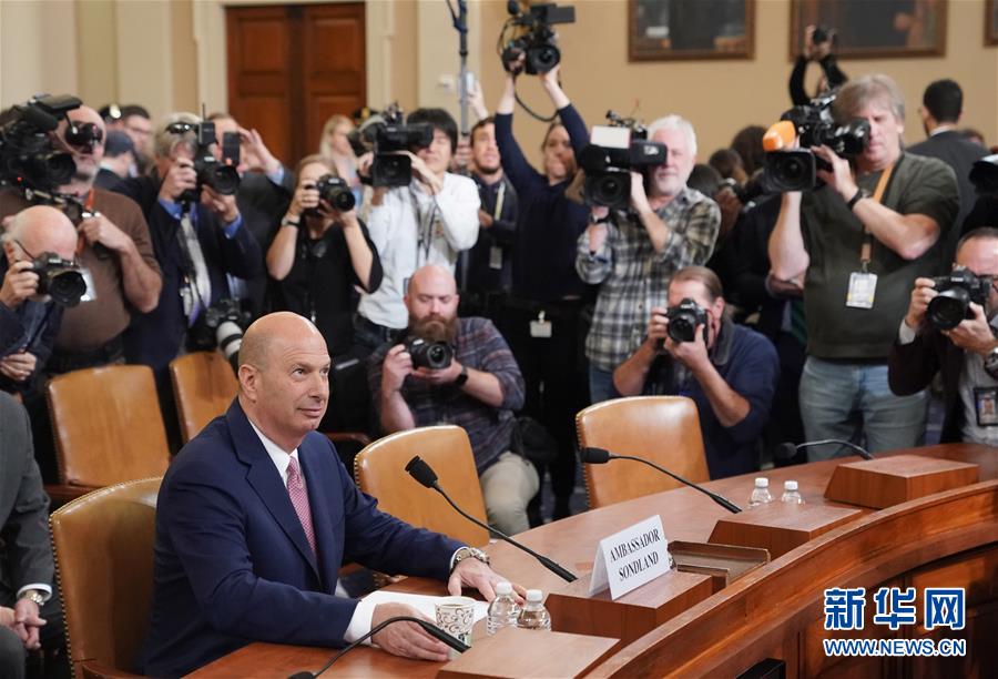 （國際）（4）特朗普彈劾調(diào)查重要證人到國會(huì)作證引關(guān)注