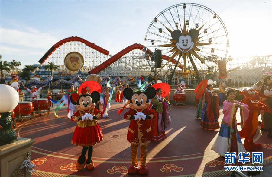 （國(guó)際&middot;圖文互動(dòng)）（10）通訊：美國(guó)迪士尼加州冒險(xiǎn)樂(lè)園紅紅火火迎鼠年