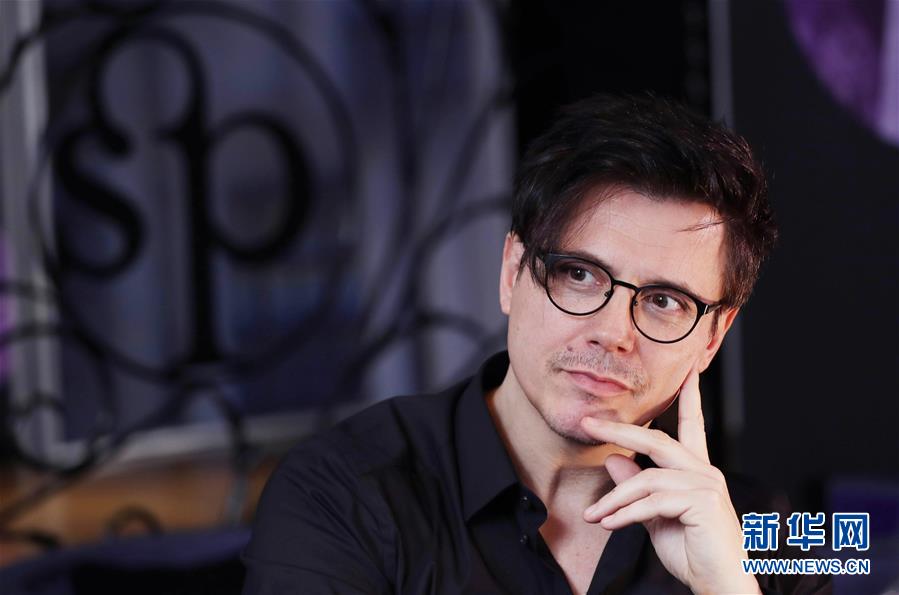 （國際&middot;圖文互動）（3）通訊：手牽手，我們共同驅(qū)散陰霾&mdash;&mdash;法國音樂人創(chuàng)作抗疫歌曲背后的故事