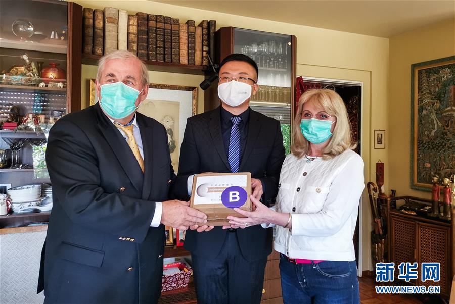 (國際疫情)(2)中國駐德使館將防疫物資送交拉貝后代