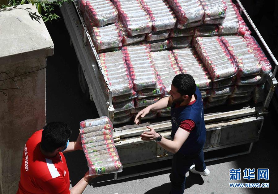 （國際疫情&middot;圖文互動）（1）通訊：疫情中，那抹笑容最難忘&mdash;&mdash;記向困難家庭發(fā)放愛心包裹的敘利亞青年志愿者