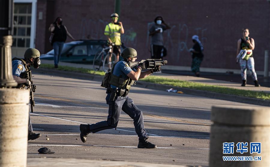 （國(guó)際）（1）美國(guó)警察執(zhí)法動(dòng)作不當(dāng)致一名非裔男子死亡 引發(fā)大規(guī)?？棺h