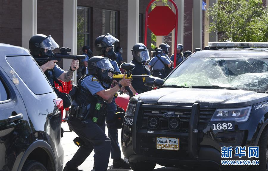 （國(guó)際）（3）美國(guó)警察執(zhí)法動(dòng)作不當(dāng)致一名非裔男子死亡 引發(fā)大規(guī)?？棺h