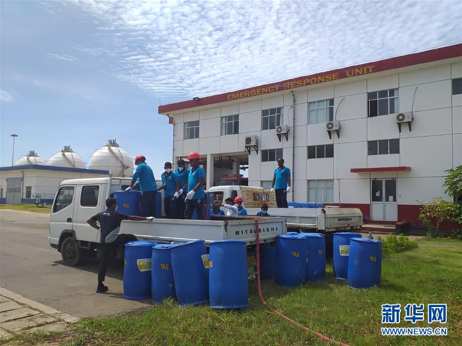 （國(guó)際&middot;圖文互動(dòng)）（2）在斯里蘭卡中國(guó)專(zhuān)家和中資企業(yè)助力油輪滅火