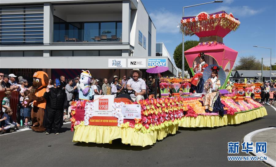 （國際&middot;圖文互動）（3）通訊：中國元素在新西蘭迎春花車巡游活動中放光彩