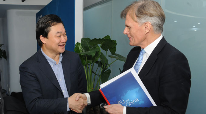 新華網(wǎng)董事長、總裁田舒斌會見丹麥駐華大使裴德盛