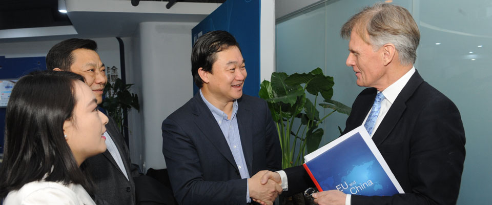 新華網(wǎng)董事長、總裁田舒斌會見丹麥駐華大使裴德盛