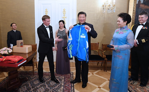 習(xí)近平同芬蘭總統(tǒng)共同會見中芬冰雪運(yùn)動(dòng)員代表