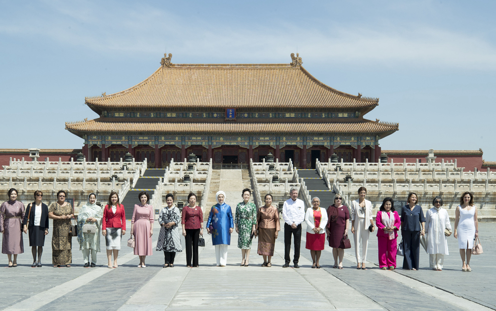 彭麗媛邀請(qǐng)出席&ldquo;一帶一路&rdquo;國際合作高峰論壇外方團(tuán)長(zhǎng)配偶參觀故宮博物院