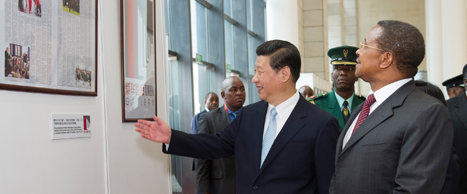 習近平與坦桑尼亞總統(tǒng)共同參觀中坦關系和中非合作成就圖片展