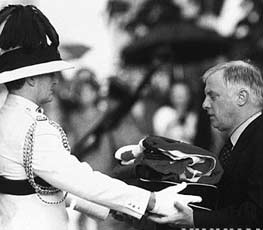 英國(guó)插手香港事務(wù) 意欲何為？